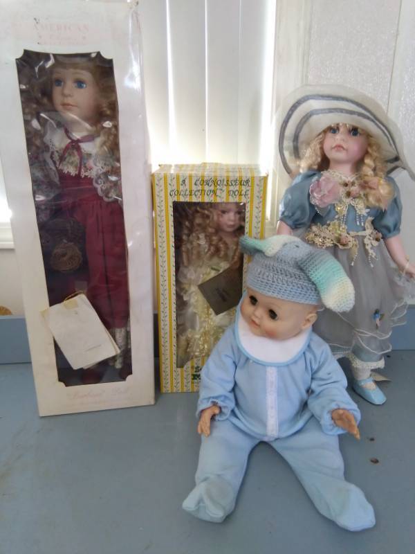 lot 3920 image: Porcelain and Composite Dolls Lot