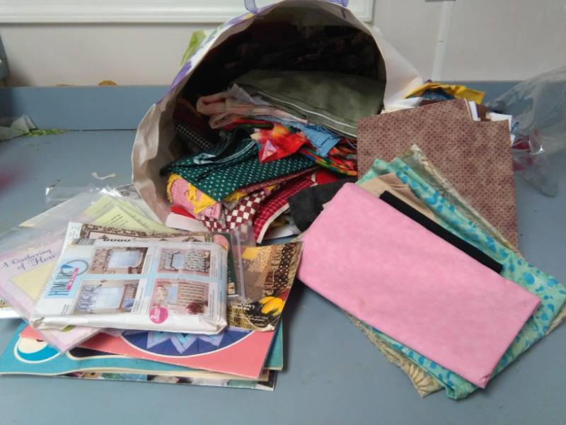 lot 5737 image: Multicolor Quilting Fabrics and Patterns Lot