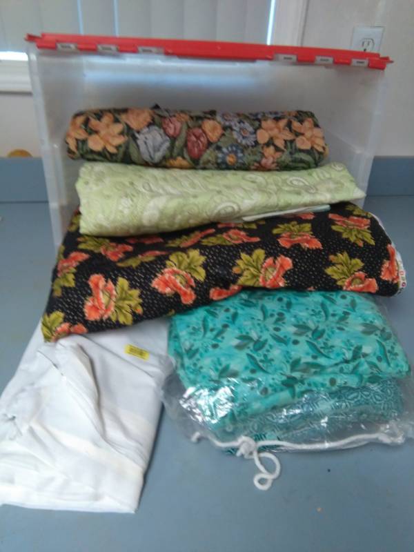 lot 5740 image: Pre-Quilted Fabric Lot In Locking Lid Tote