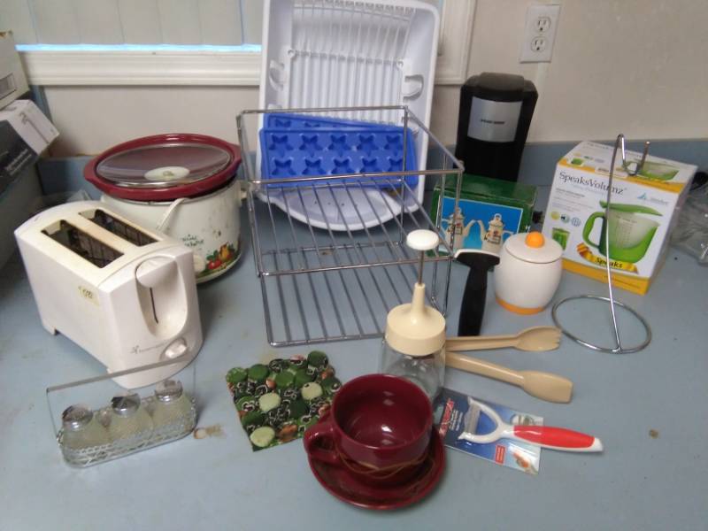 lot 5746 image: Kitchen Small Appliance and Useables Lot