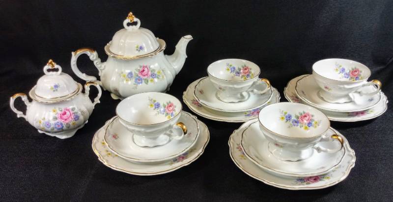 lot 1815 image: Hertel Jacob Bavaria Germany Tea Set  Pattern HEJ27  w 4 Tea Cups, Saucers & Desert Plates wGold Trim
