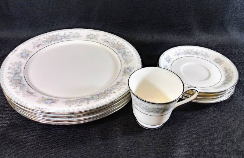 lot 1816 image: Ultra Ivory Society 4 Plates, 4 Saucers & 1 Cup  BEAUTIFUL