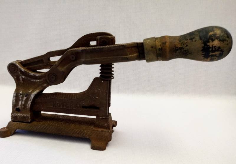 lot 1822 image: Antique Aesthetic 1896 Hotchkiss No. 2 Paper  Desk Top Stapler