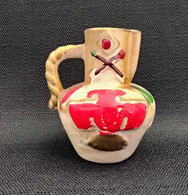 lot 1825 image: Tiny Pitcher