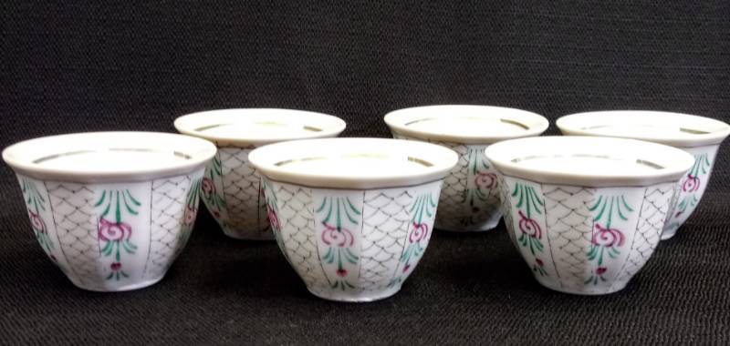lot 1826 image: Porcelain Saki or Chinese Tea Type Cups