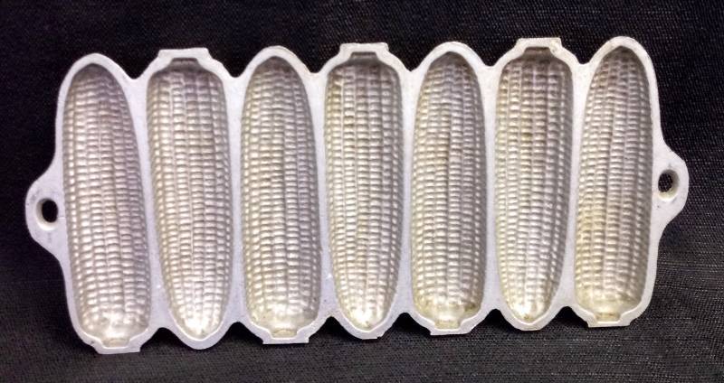 lot 1833 image: Aluminum Corn Cob Shaped Cornbread Mold