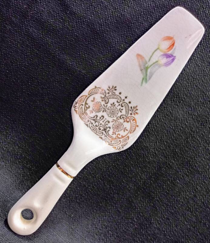 lot 1837 image: Porcelain Pie Scoop- Pretty
