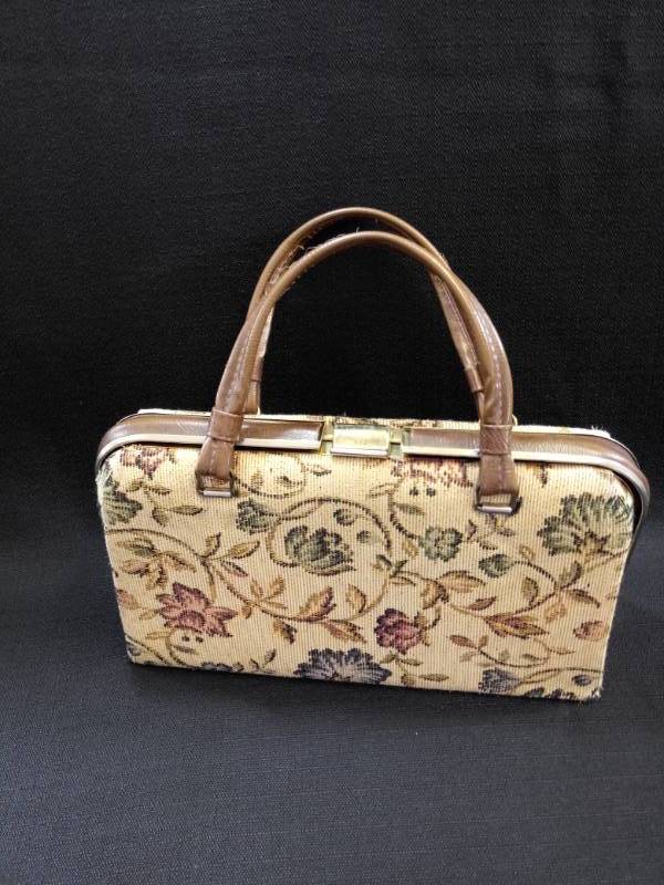 lot 1842 image: Awesome Vintage Clutch- Purse