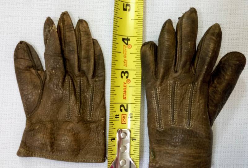 lot 1844 image: Teeny Tiny Childrens Leather Work Gloves- Leather   Estimated early 1900s