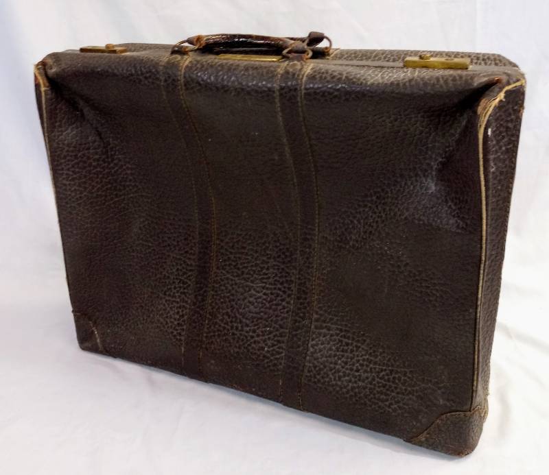 lot 1861 image: Vintage Leather Suitcase- Cool Decor or Project Piece