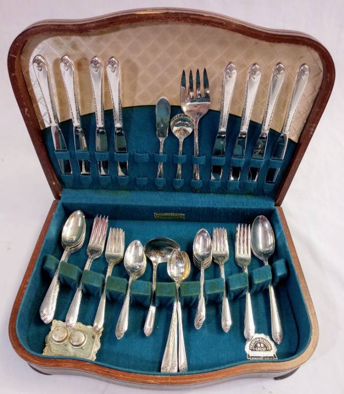 lot 1867 image: WM Rogers & Sons Exquisite Silverware With Case