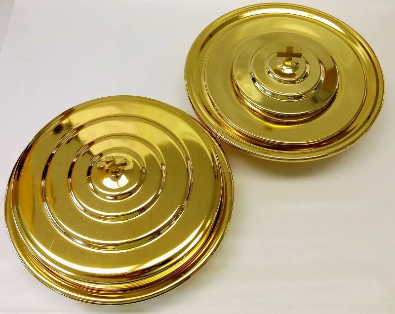 lot 1871 image: Brass Tone Communion Tray Set