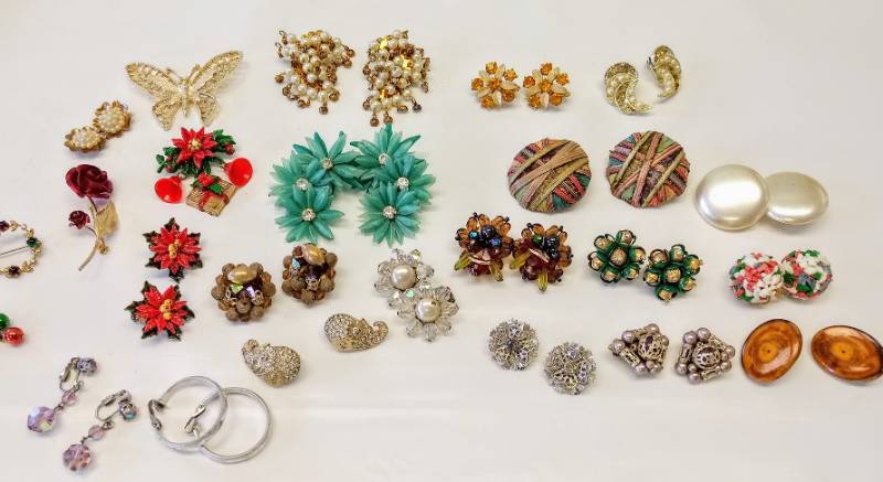 lot 1876 image: Vintage Costume Jewelry Lot- Clip Ons and Pins-  Nice Lot