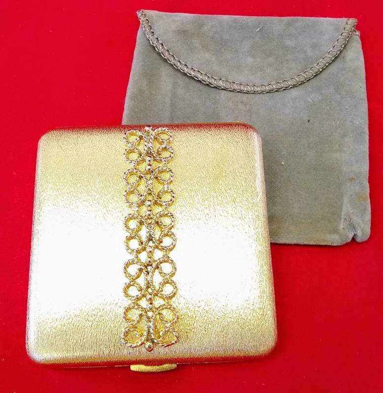 lot 1881 image: Vintage AVON Compact With Powder-  Cosmetic