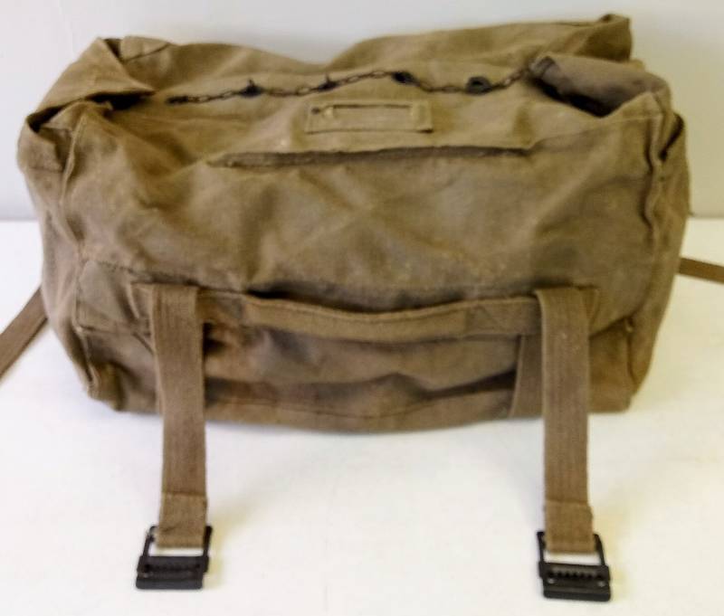lot 2298 image: Vintage Military Khaki Tan 19 X 28 Heavy Canvas ITALIAN LARGE CANVAS DUFFLE BAG