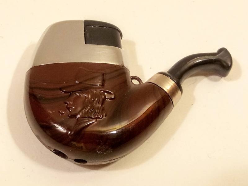 lot 1975 image: Unique Pipe Shaped Lighter Works Great