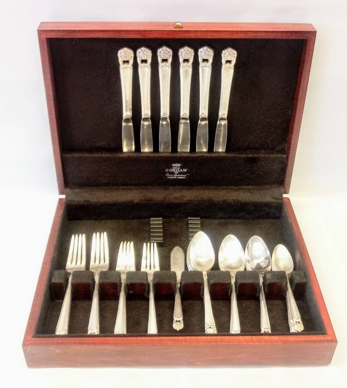 lot 2299 image: Vintage 32 Pc  1847 Rogers Bros Eternally Yours  Silverware  Case