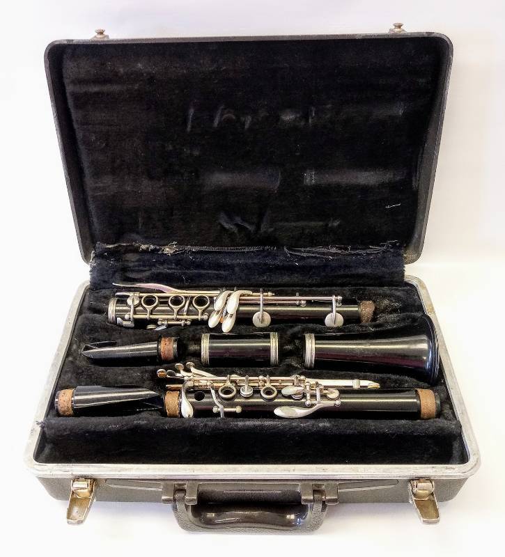 lot 2300 image: Bundy Clarinet With Case