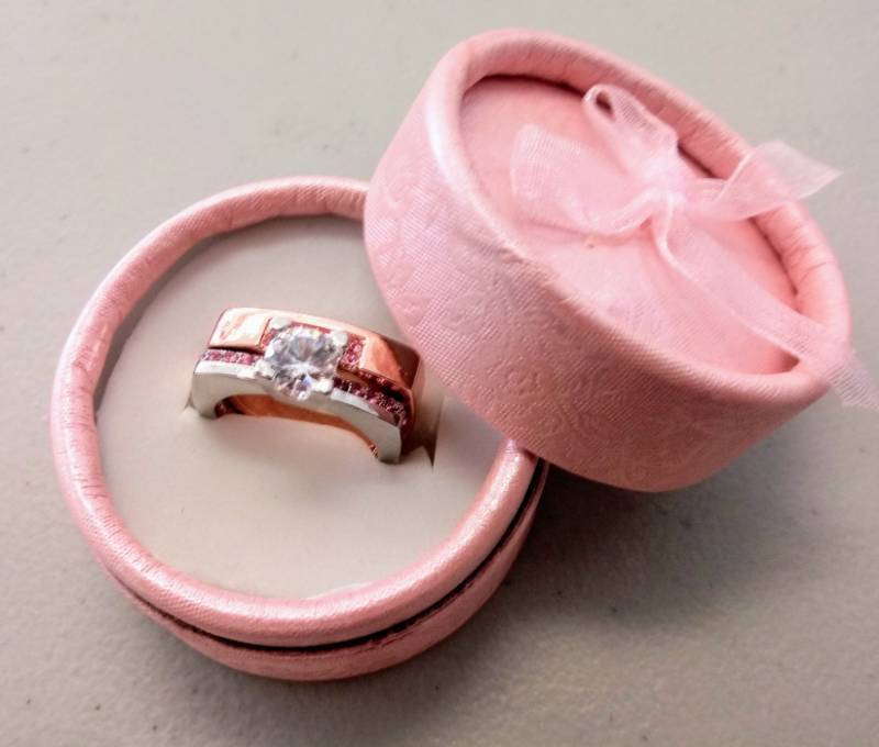 lot 1997 image: Gorgeous Engagement Ring Set  Size 9