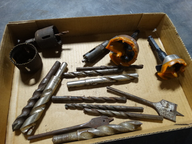 lot 6328 image: Lot with hole bits and drill bits.