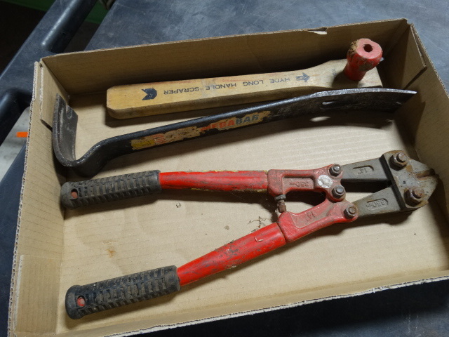 lot 6330 image: Lot with bolt cutters, pry bar and scrapper.