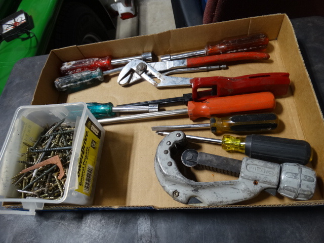 lot 6331 image: Lot with screw driver, construction screws, ridgid no. 205 pipe cutter and more.