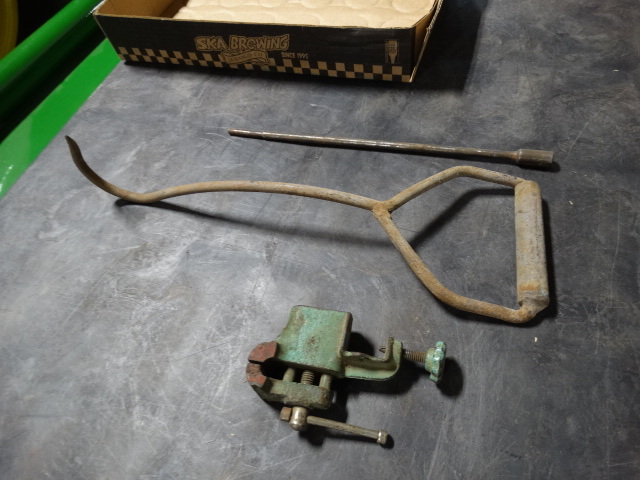 lot 6346 image: Hay hook and a small vise.