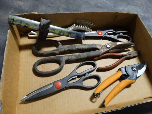 lot 6349 image: Lot with sheet metal sheers, wire cutters and pruners.