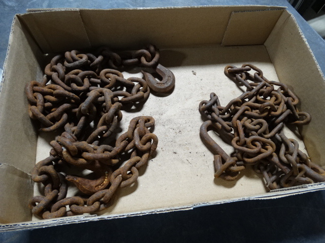 lot 6357 image: 2 Chains.
