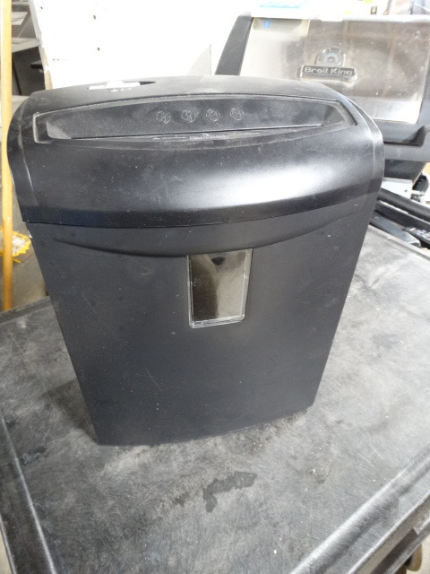 lot 6373 image: Paper shredder with reverse.