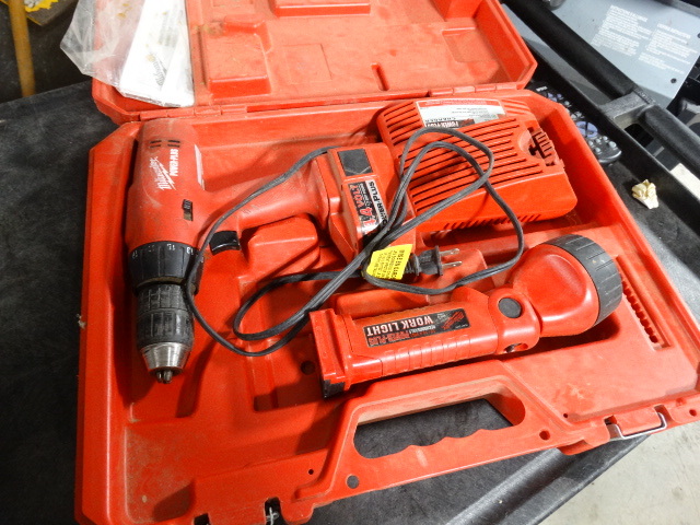 lot 6381 image: Miluawkee cordless drill and flashlight and chager.