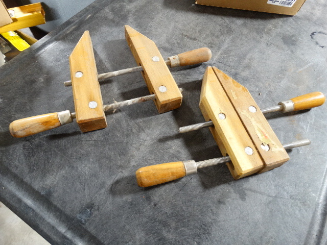 lot 6391 image: 2 Wooden angle clamps.