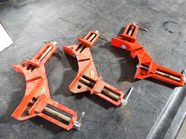 lot 6392 image: 3 Metal angle clamps.