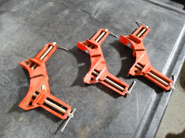 lot 6395 image: 3 Metal angle clamps.