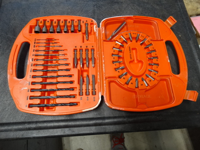 lot 6424 image: Black and Decker drill bit screw driver bits.