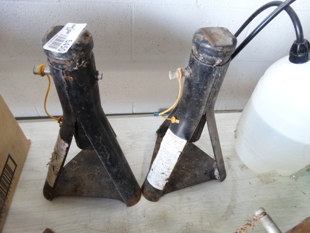 lot 6450 image: 2 Jack stands.