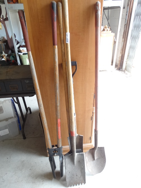 lot 6463 image: Lot of shovels.