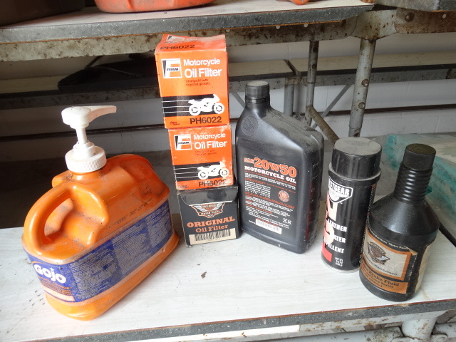 lot 6464 image: Lot with oil filters, break fluid, motorcycle oil and hand cleaner.