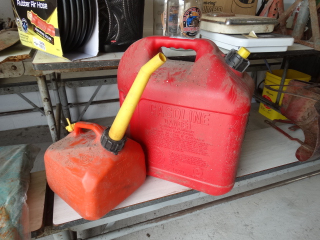 lot 6466 image: 5 Gallon and 1 Gallon gas can.