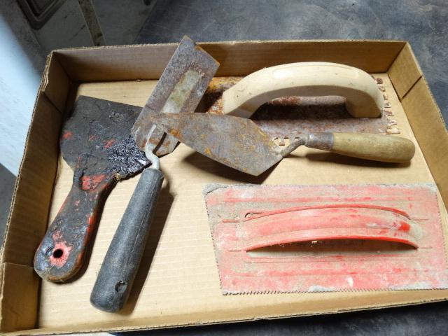 lot 6496 image: Lot with trowels.
