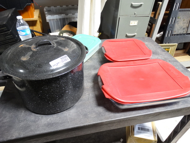 lot 6506 image: Cooking pot, plastic container with lid and baking dishes with lids.