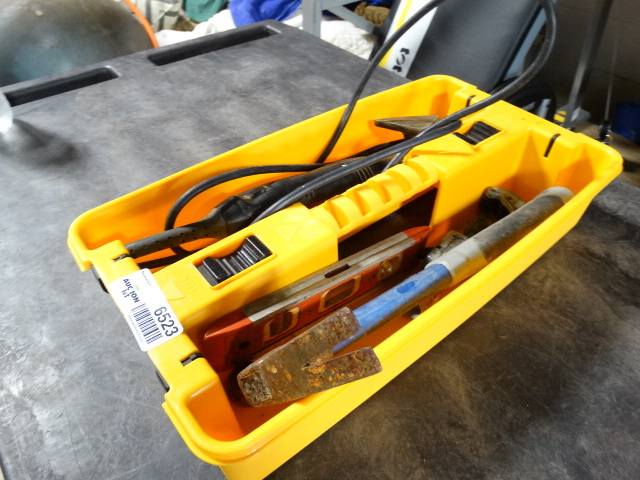 lot 6523 image: Detail sander, smal level, hammer and more.
