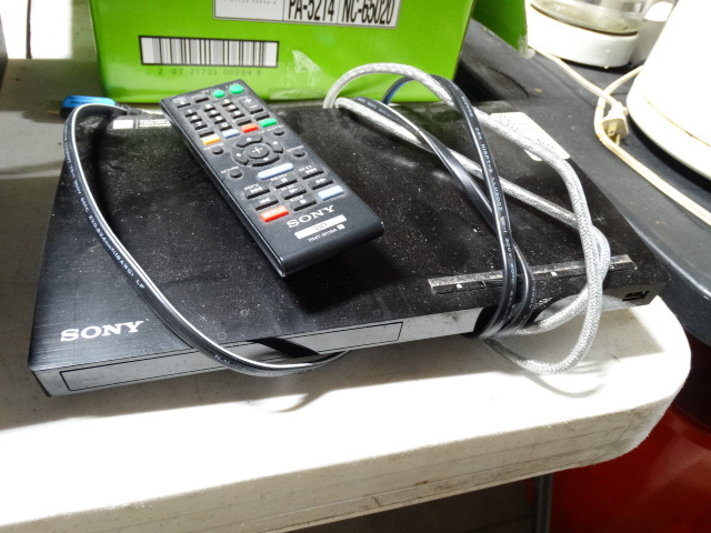 lot 6528 image: Sony blu ray dvd player.