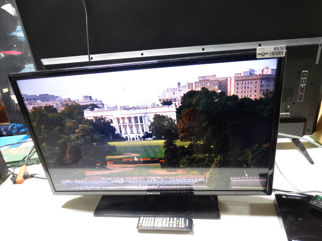lot 6530 image: Samsung 32 flat screen tv with remote.