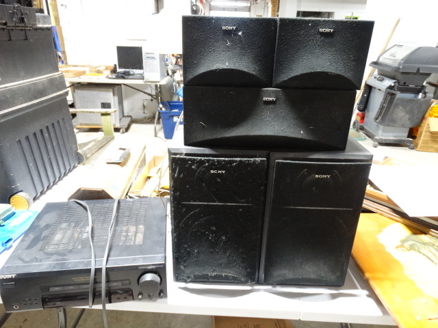 lot 6538 image: Sony audiovideo control center with speakers.