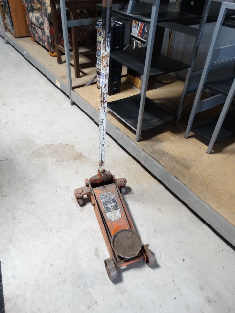 lot 6569 image: 2 ton floor jack.