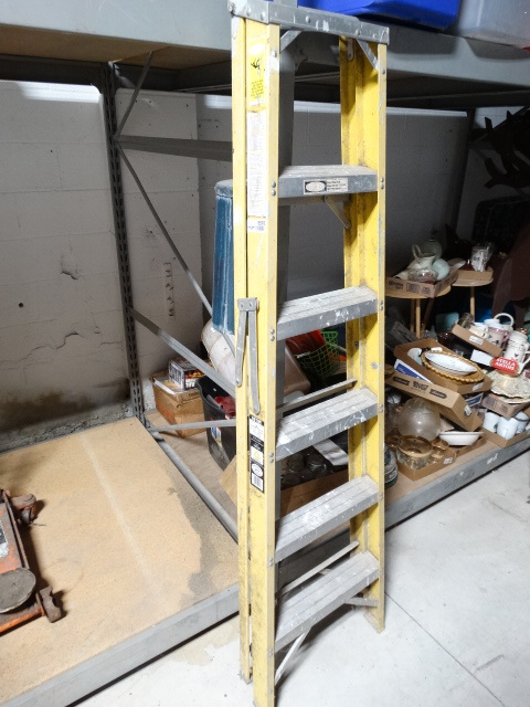 lot 6570 image: 6 Fiber glass ladder.