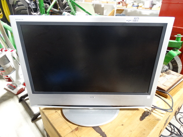 lot 6575 image: Sony 32 flat screen tv.