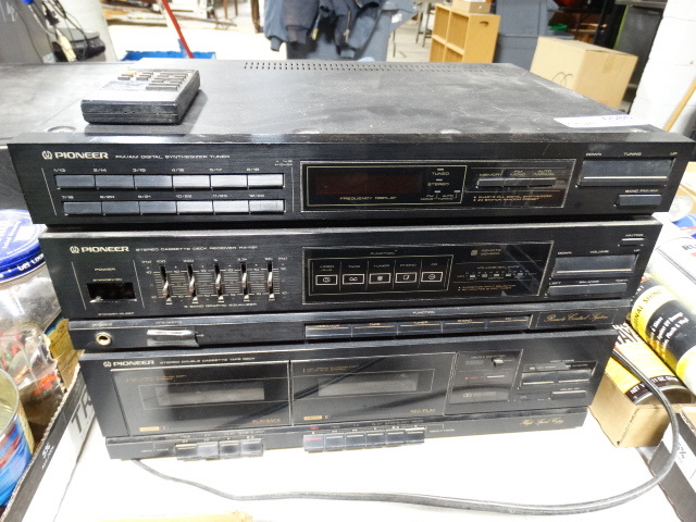 lot 6586 image: Pioneer stereo digital synthysizer tuner cassette tape deck.