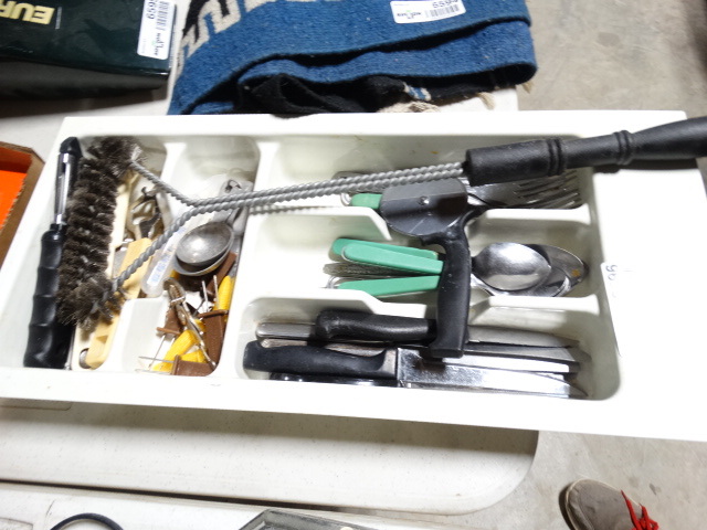 lot 6596 image: Lot with silverware holder, silverware and a grill cleaner.